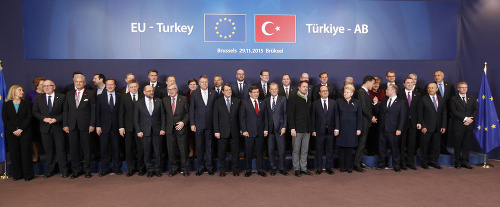 Spoločná snímka účastníkov summitu krajín Európskej únie a Turecka v belgickom Bruseli.