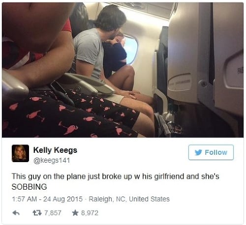 ,,Tento chlapík v lietadle sa práve rozišiel s frajerkou a ona narieka.
