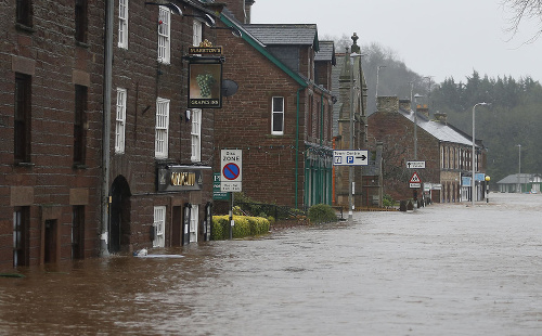 Britániu zasiala búrka Desmond, 60.000 obyvateľov je bez elektrického prúdu.