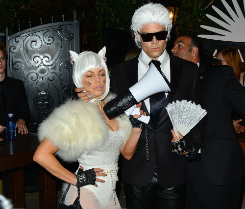 Josh Duhamel prišiel ako návrhár Karl Lagerfeld, manželka Fergie stvárňovala jeho rozmaznávanú mačičku Choupette.