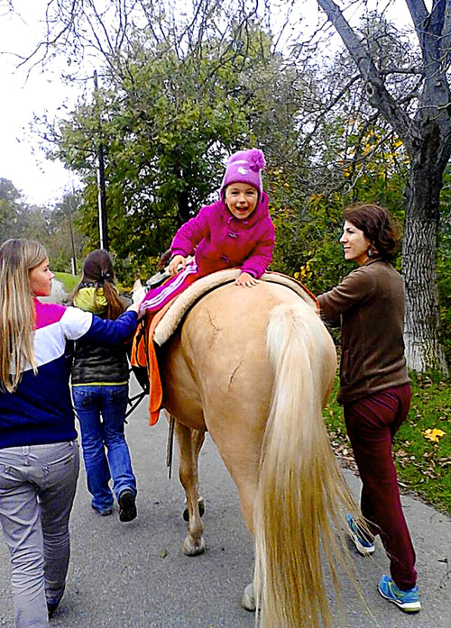 Hipoterapia robí Adelke (6) dobre, preto chodia spoločne jazdiť na koňoch.