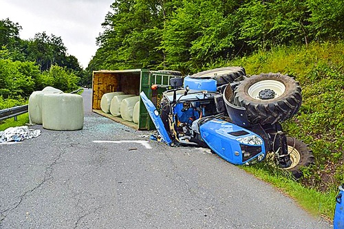 Traktor sa prevrátil tak nešťastne, že privalil skúseného vodiča.