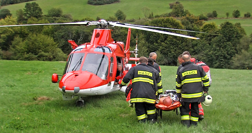 Zraneného prevážali leteckí záchranári.