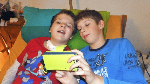 Starší Miško (13, vpravo) pomáha bračekovi, ako vie, rád sa s ním i hrá.  