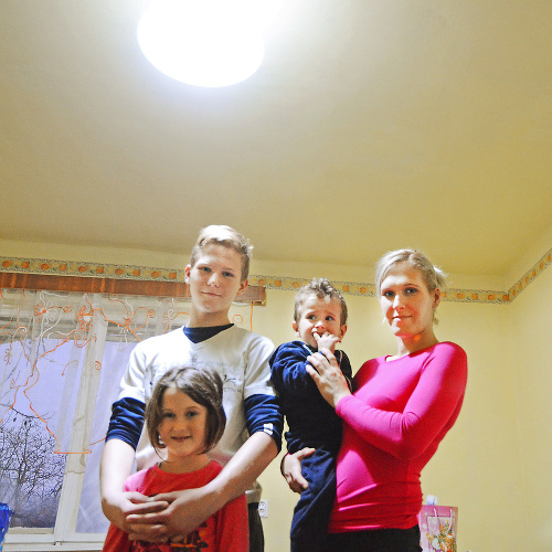 Štastná mama s tromi deťmi: Po 4,5 roku sa konečne dočkali svetla v ich domácnosti.