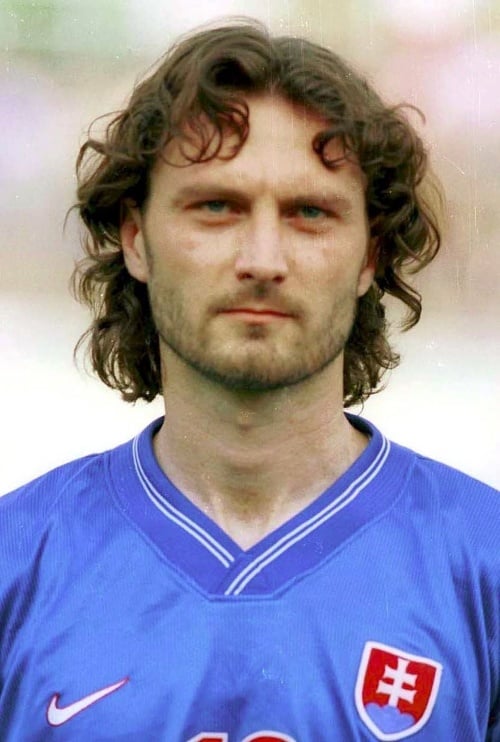Futbalový reprezentant Československa (14 zápasov, 9 gólov) a Slovenska (33 zápasov, 12 gólov) PETER DUBOVSKÝ sa narodil 7. mája 1972 v Bratislave.