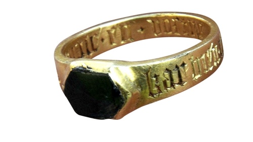 Zlatý prsteň so zafírom
