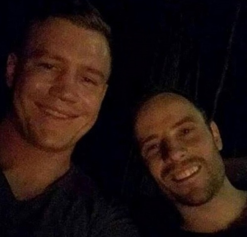Brettom Sharman (vľavo) sa s Oscarom Pistoriusom vyfotil a fotografiu zavesil na sociálnu sieť.