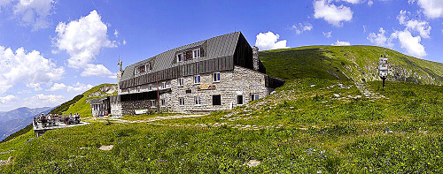 Štefánikova chata (1 470 m)