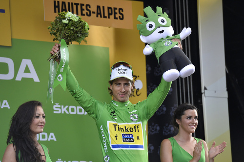 Slovenský cyklista Peter Sagan (Tinkoff Saxo) počas preberania zeleného dresu pre lídra bodovacej súťaže v cieli 16. etapy 102. ročníka prestížnych cyklistických pretekov Tour de France.