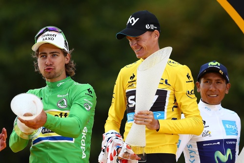 Opäť žartoval. Slovenský cyklista  Peter Sagan v zelenom tričku pre najlepšieho špurtéra pózuje s trofejou.