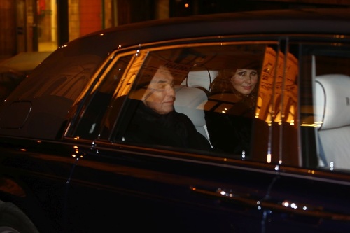 21.48 Hod. Odchod z vily - Maestro s manželkou Ivanou pred ich vilou na Bertramke nasadajú do luxusného vozidla.