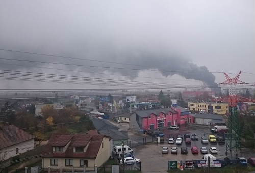 Na Hrachovej ulici v bratislavskom Prievoze vypukol rozsiahly požiar skladov.