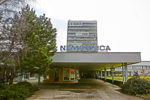 Herec je hospitalizovaný v Ružinovskej nemocnici v Bratislave. 