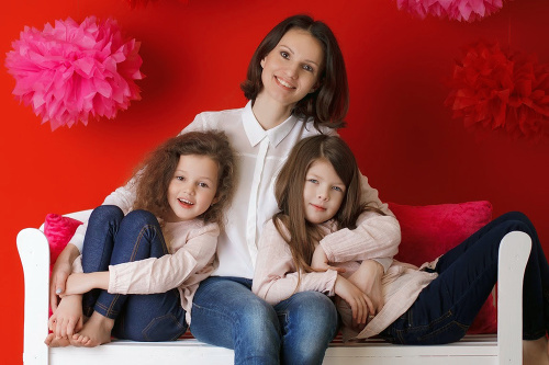 Manželka s dcérami: Andrej žije v spokojnej rodine s manželkou Editou (38) a dcérami Annou (9) a Ninkou (6).