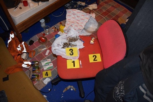Policajti Vladimírovi z Brezna našli doma drogy aj zariadenie na výrobu pervitínu. 