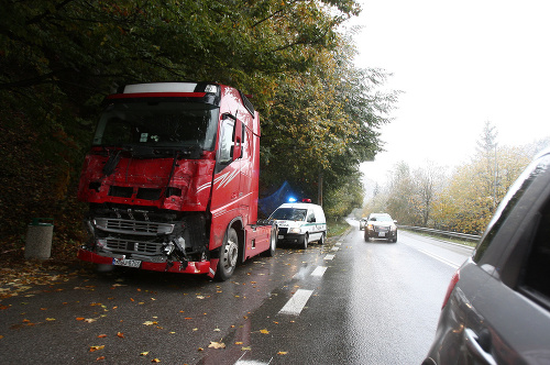 Dodávku priviezli po nehode k domu Mária v Novej Bani.