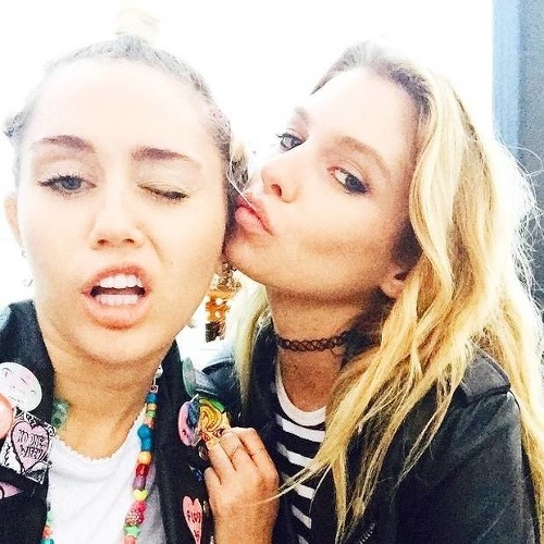 Miley Cyrus a Stella Maxwell.