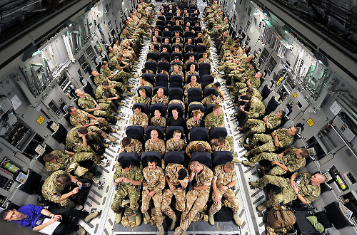 3. AFGANISTAN: Vojaci počas cesty v lietadle Royal Air Force C17.