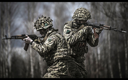 1. UKRAJINA: Britská armáda počas školenia ukrajinského vojska.