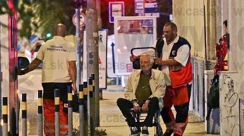 Bratislava, 2.10.2015, 21:08 hod.: Herec nevládal chodiť,  záchranári ho prevážali v špeciálnom kresle.