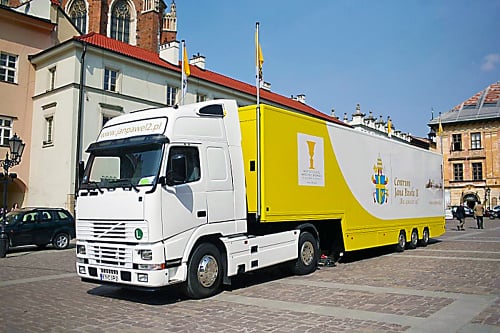 Kamión jazdí vo farbách Vatikánu, bielej a žltej.