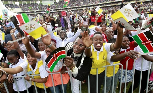 Nadšení Keňania čakajúci na štadióne na príchod pápeža.