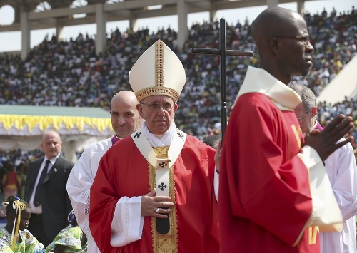 Pápež František na zaplnenom štadióne v Bangui.