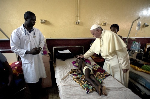 Pápež navštívil tiež detskú nemocnicu v Bangui.