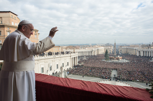 25. december 2014: František počas tradičného pápežského vianočného požehnania Urbi et orbi z centrálneho balkóna Baziliky Sv. Petra vo Vatikáne.