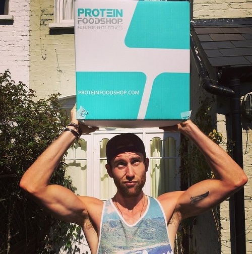 Matthew sa na Instagrame chváli svalmi. Sleduje ho tam 211 000 fanúšikov.
