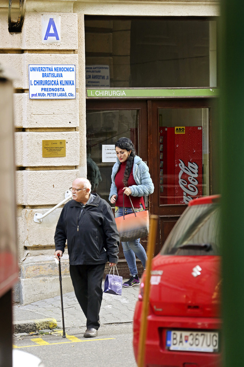 Sklovska navštívila Eriku v nemocnici.