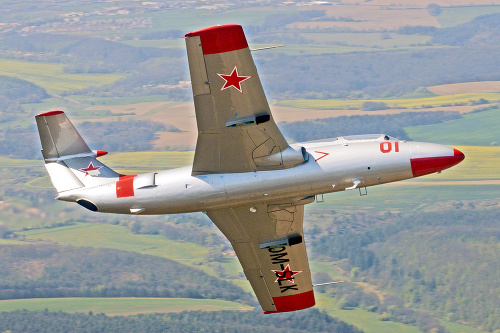 AERO L 29-DELFÍN - Cvičné vojenské lietadlo pôvodom z Česko-Slovenska. Dosahuje rýchlosť 655 km/h a váži 2,3 tony. Meria 11 metrov a rozpätie krídiel dosahuje 10 metrov.