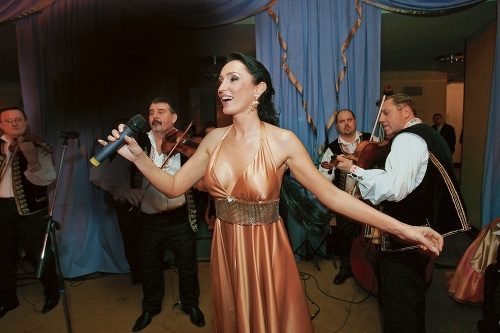Sisa bola viackrát speváckym hosťom plesu.