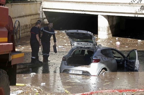 Povodne postihli aj známe mestá Cannes a Nice.