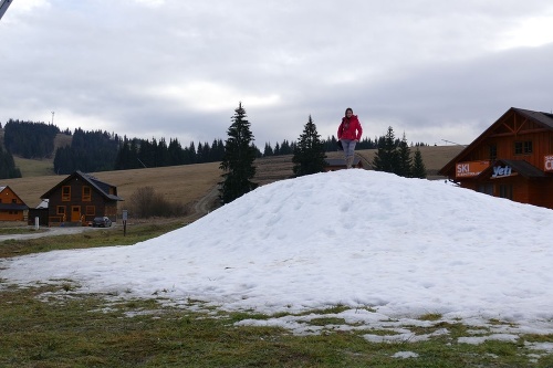 Iba tento chudobný kopec snehu majú v lyžiarskom stredisku nad najchladnejšou slovenskou obcou.