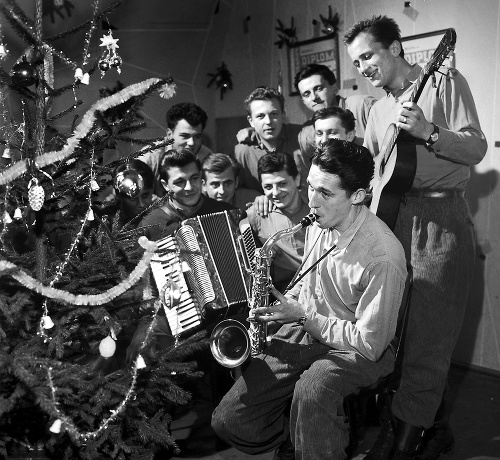 IDYLKA NA HRANICIACH: Takto si vianočný večer užívali v r. 1964 príslušníci Pohraničnej stráže. Samozrejme, keby bolo treba, okamžite by išli do akcie, aby náhodou niekto neutiekol za železnú oponu.