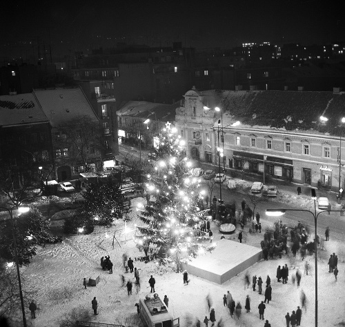 KRÁSNE A BIELE: Už pár rokov sme nemali to šťastie, aby boli Vianoce biele. Takto to vyzeralo na bratislavskom Námestí SNP v roku 1969.