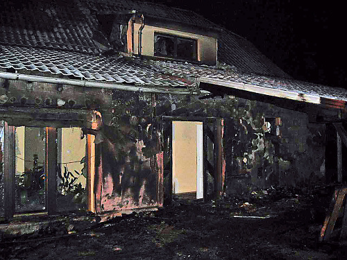 Plamene zničili polovicu rodinného domu.