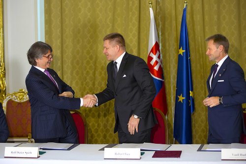 Premiér Robert Fico a generálny riaditeľ Jaguáru Ralf Speth si tľapli.