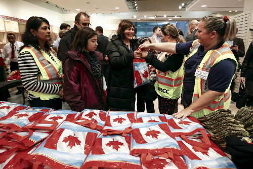 Utečenci dostali po pristátí na letisku v Toronte uvítacie balíčky.