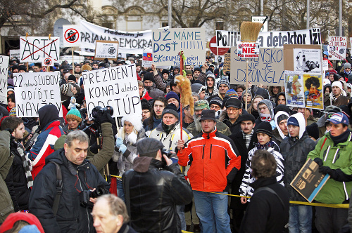 Kvôli prvej Gorile, ktorá opisuje prepojenie biznisu s politikmi, sa v uliciach konali masové protesty.