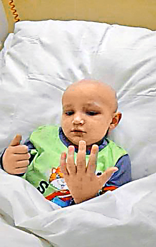 Statočný bojovník Eduško (8) po transplantácii kostnej drene bojuje o život.