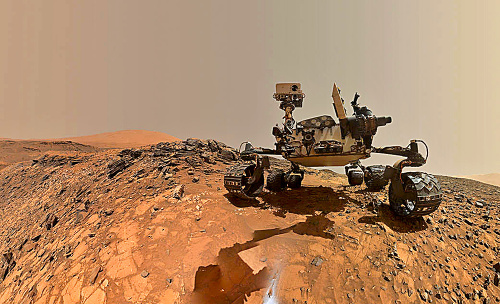 Curiosity: Brázdi suchú marťanskú zem a občas zvládne aj poslať na Zem vlastnú fotku.