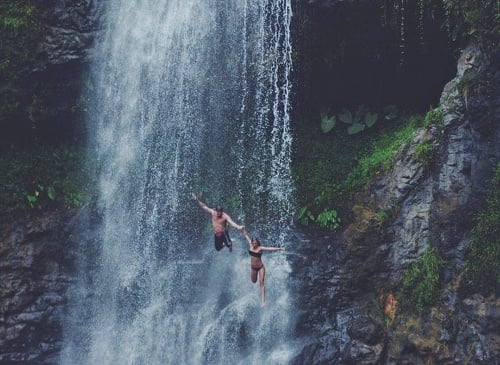Skákanie z vodopádov je jedno z obľúbených aktivít.