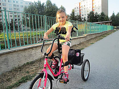 Lianka (7) vďaka špeciálnemu bicyklu od Srdca pre deti robí veľké pokroky.