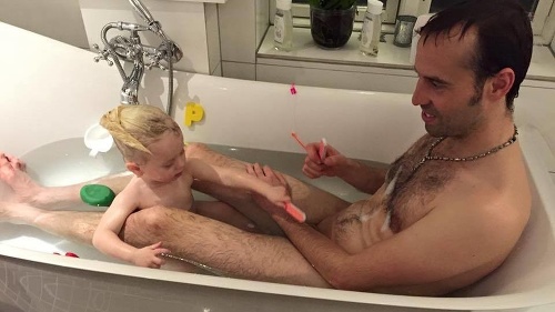 Muž sa kúpal so svojou dcérkou, niektorým to prišlo pedofilné.