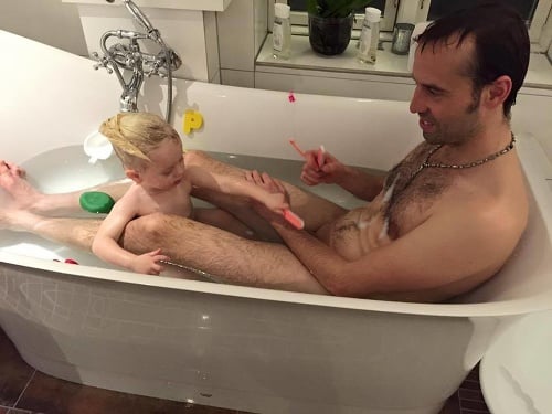 Muž sa kúpal so svojou dcérkou, niektorým to prišlo pedofilné.