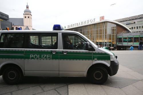 Policajti v Kolíne sú v pohotovosti.