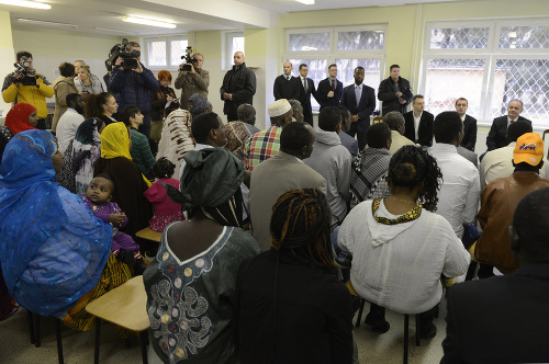 Prezident Andrej Kiska navštívil záchytný tábor v Humennom.